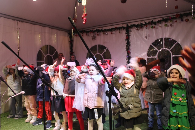 Mali&scaron;ani iz Dječijeg obdani&scaron;ta &ldquo;Zulejha Begeta&rdquo;Konjic u okviru manifestaciji &ldquo;Zimski grad Konjic izveli program"Zimska čarolija&rdquo;u kojem su uživali svi i djeca i roditelji