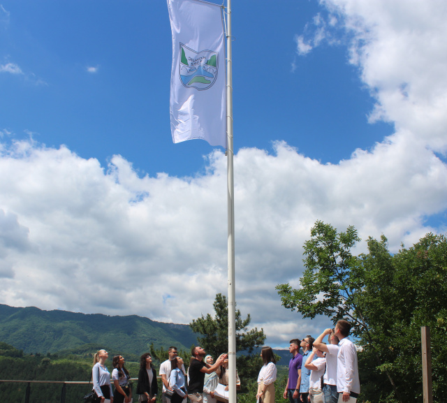 Konjički studenti dobitnici Dekanove/Rektorove nagrade, Srebrne /Zlatne značke, Povelje univerziteta i studenti sa prosjekom ocjena 9 i vi&scaron;e u povodu 16.juna Dana grada na izleti&scaron;tu Vrtaljica svečano podigli zastavu Grada Konjica