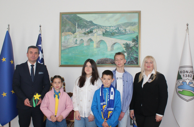 Učenici Druge osnovne škole Konjic u povodu Dana nezavisnosti Bosne i Hercegovine i Dana oslobođenja Konjica od fašizma posjetili gradonačelnika Ćatića i uručili mu čestitku
