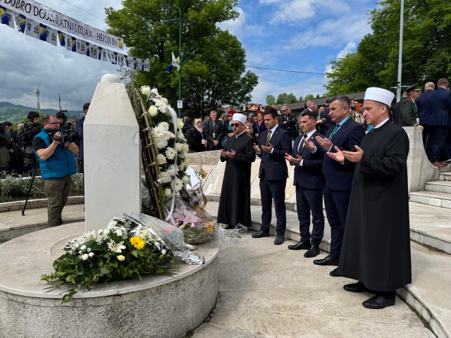 Gradonačelnik Konjica Osman Ćatić danas u Kaknju na 27.susretima najvećih ratnih priznanja “Zlatni ljiljan” i Zlatna policijska značka”upuitio čestitku dobitnicima i članovima porodica poginulih i umrlih dobitnika priznanja
