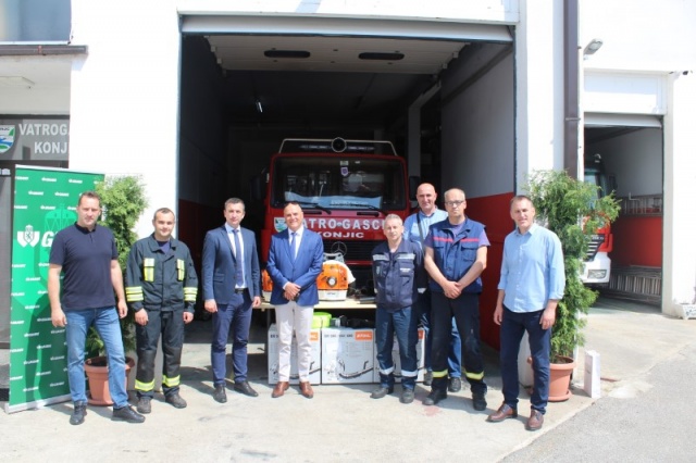 GRAWE osiguranje danas Profesionalnoj vatrogasnoj jedinici Konjic doniralo  opremu za efikasnije gašenje šumskih  požara