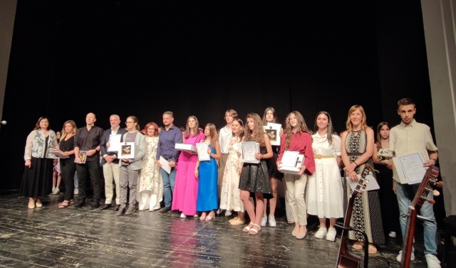 Učenici i profesori osnovne muzičke škole Rezonanca na Svjetski dan muzike Konjičanima i gostima Konjica u povodu Dana grada poklonili završni koncert