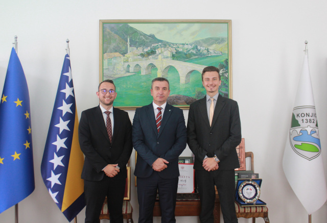 Predstavnici Unije studenata Univerziteta &ldquo;Džemal Bijedić&bdquo; Mostar gradonačelniku Konjica  Osmanu Ćatiću uručili priznanje &bdquo;Prijatelj studenata&ldquo;