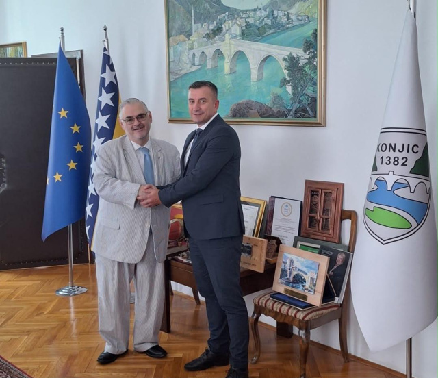 Vr&scaron;ilac dužnosti visokog predstavnika u Bosni i Hercegovini Louis Crishock tokom posjete Hercegovačko-neretvanskom kantonu u Konjicu se sastao sa gradonačelnikom Osmanom Ćatićem sa kojim je razgovarao o aktuelnim projektima u ovoj lokalnog zajednici