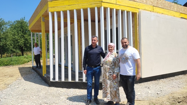 Ostajemo živjeti u našem Klisu - Gradonačelnik Konjica Osman Ćatić i predsjednik Udruženja “Pomozi.ba” Elvir Karalić posjetili mještane Buturović Polja čiji su domovi u izgradnji i one koji su uselili u svoje nove domove