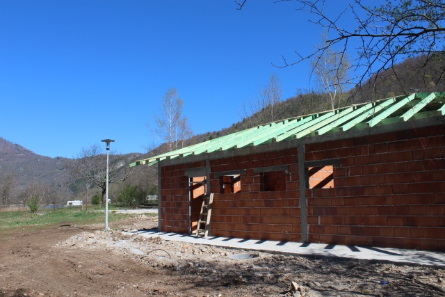 Grad Konjic u saradnji sa UNDP-om nastavlja aktivnosti unaprijeđenje uslova za omladinski turizam na Boračkom jezeru - Pred predstojeću turističku sezonu u izviđačkom kampu Odreda Neretva Konjic  gradi se savremeni objekat sa sanitarnim čvorom