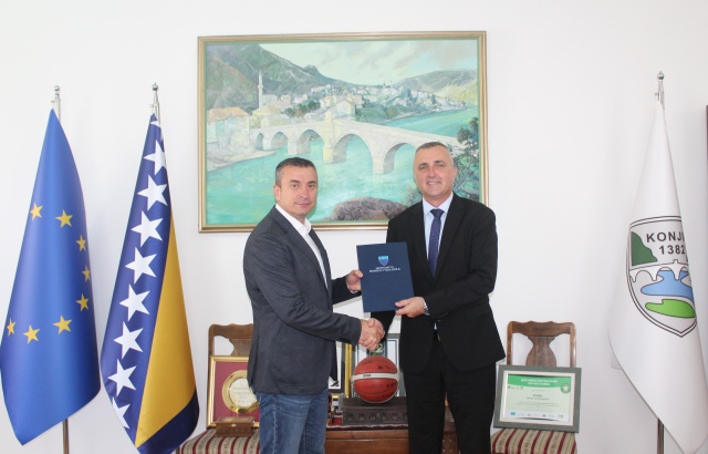 Ministar saobraćaja i veza HNK Ivo Bevanda i gradonačelnik Konjica Osman Ćatić potpisali ugovor o implementaciji projekata za sanaciju lokalnih cesta na području Konjica, koje su oštećene i uništene tokom bujičnih poplava