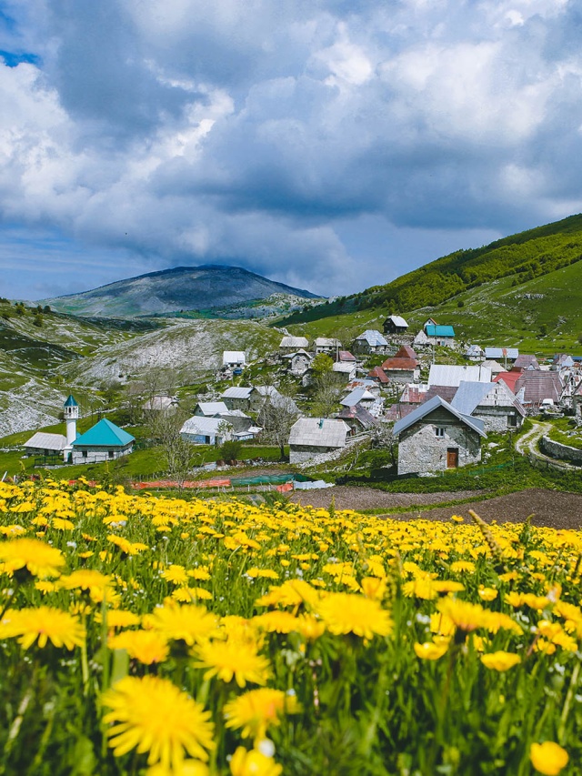 Selo Lukomir koje je od 2009.godine na listi nacionalnih spomenika Bosne i Hercegovine dobilo titulu Najljepše selo u Bosni i Hercegovini