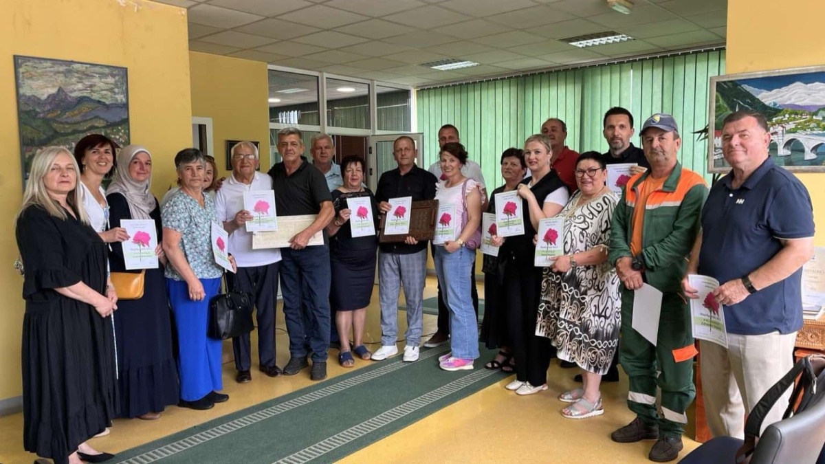 U povodu Dana grada Konjica Radio Konjic proveo 19. edukativno ekološku akciju “Majska ruža, te proglasio najuspješnije za 2025.godinu