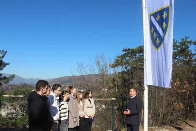 Učenici generacije osnovnih i srednjih &scaron;kola grada Konjica svečano podigli prvu zastavu međunarodno priznate države Bosne i Hercegovine na brdu Vrtaljica, čime su u Konjicu danas počele aktivnosti obilježavanja Dana nezavisnosti BiH i Dana oslobođenj