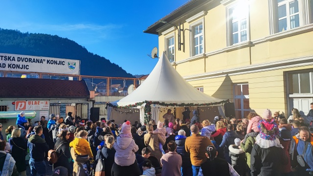 Dnevni koncert Latifa Močevića, Mravka Travka i Plavke u okviru manifestacije “Zimski grad Konjic” mališanima ponudio nezaboravnu zabavu