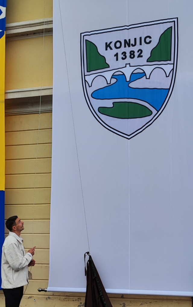 Konjičanin Smail Prevljak, fudbalski reprezentativac Bosne i Hercegovine u povodu obilježavanja 642.godišnjice od prvog pomena Konjica u pisanim dokumentima svečano otkrio zastavu Grada